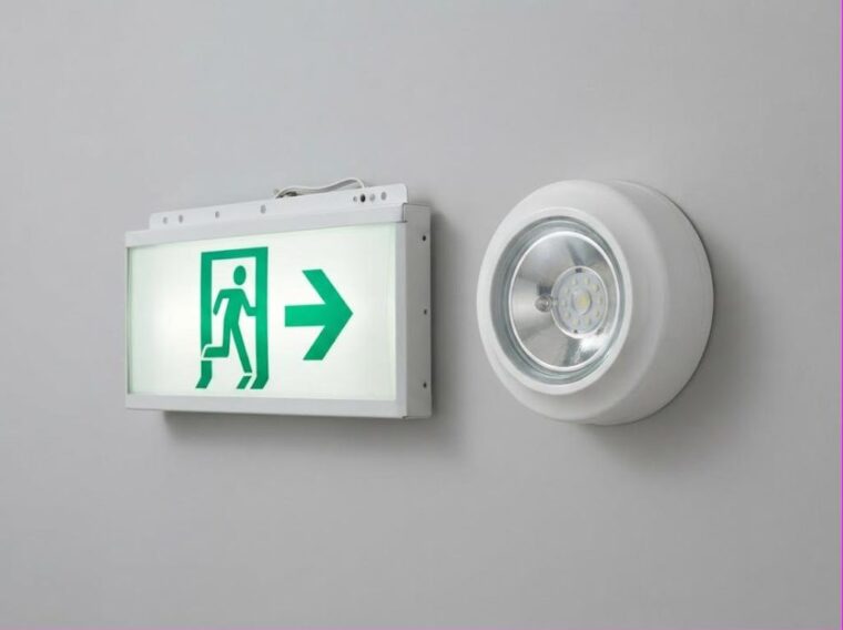 誘導灯と非常用照明（器具イメージ）