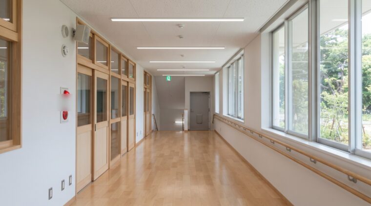 学校の電気設備イメージ・廊下（AI生成イメージ）