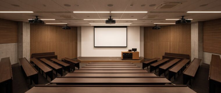 大学の電気設備イメージ・講義ホール（AI生成イメージ）