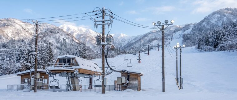 スキー場の電気設備イメージ・リフト乗り場（AI生成イメージ）